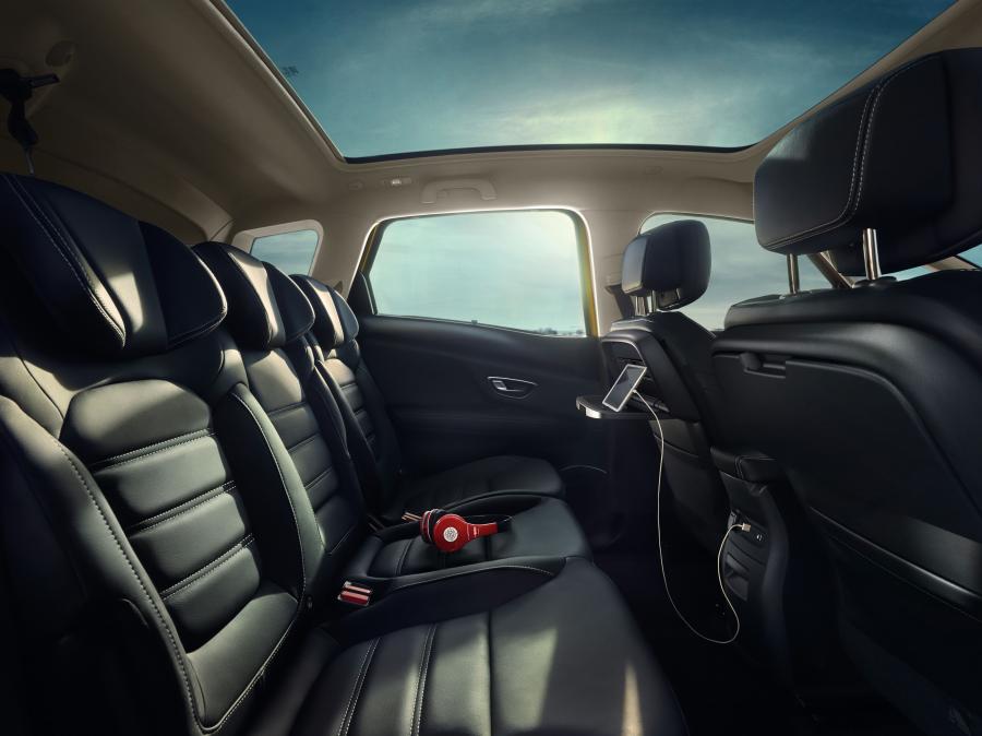 Интерьер Renault Scenic (J9) 2016 года  (фото 51 из 57)